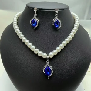 Home a beautiful pearl jewelry set consisting of a necklace and a pair of matching earrings (sbjs 32)
