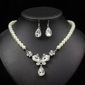 Home a beautiful pearl jewelry set consisting of a necklace and a pair of matching earrings (sbjs 28)